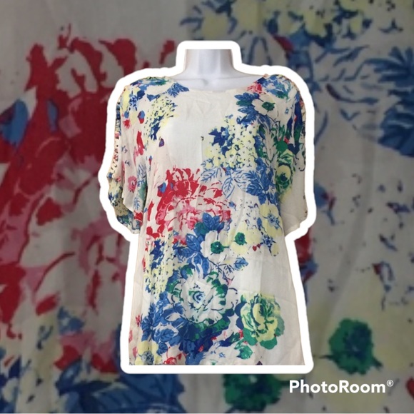 New White Floral Top with cutout sleeve details - Picture 12 of 12